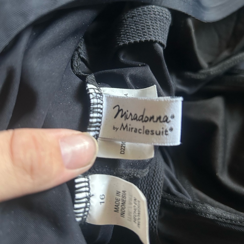Miradonna By MIRACLESUIT Women’s one pc Swimsuit Black sz 16 no padding - Picture 6 of 10